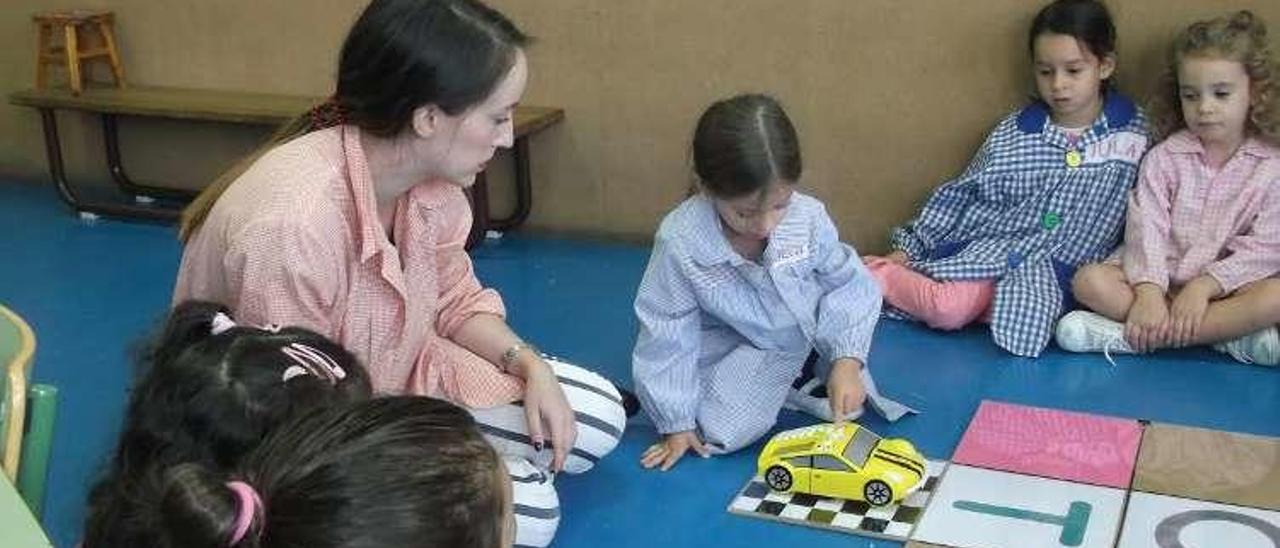 Una maestra enseña los primeros conceptos en Infantil. // FdV