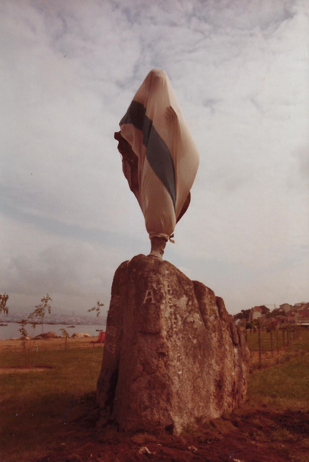 A estatua de Castelao, tapada cunha bandeira de Galicia en Moaña.