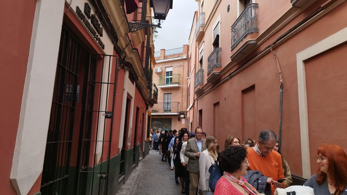 Cientos de personas hacen cola en la calle Pureza para entrar en la capilla de los Marineros y ver al Cristo de las Tres Caídas y a Nuestra Señora de la Esperanza. La hilera de fieles llega hasta la plaza del Altozano y gira por la calle Fabie.