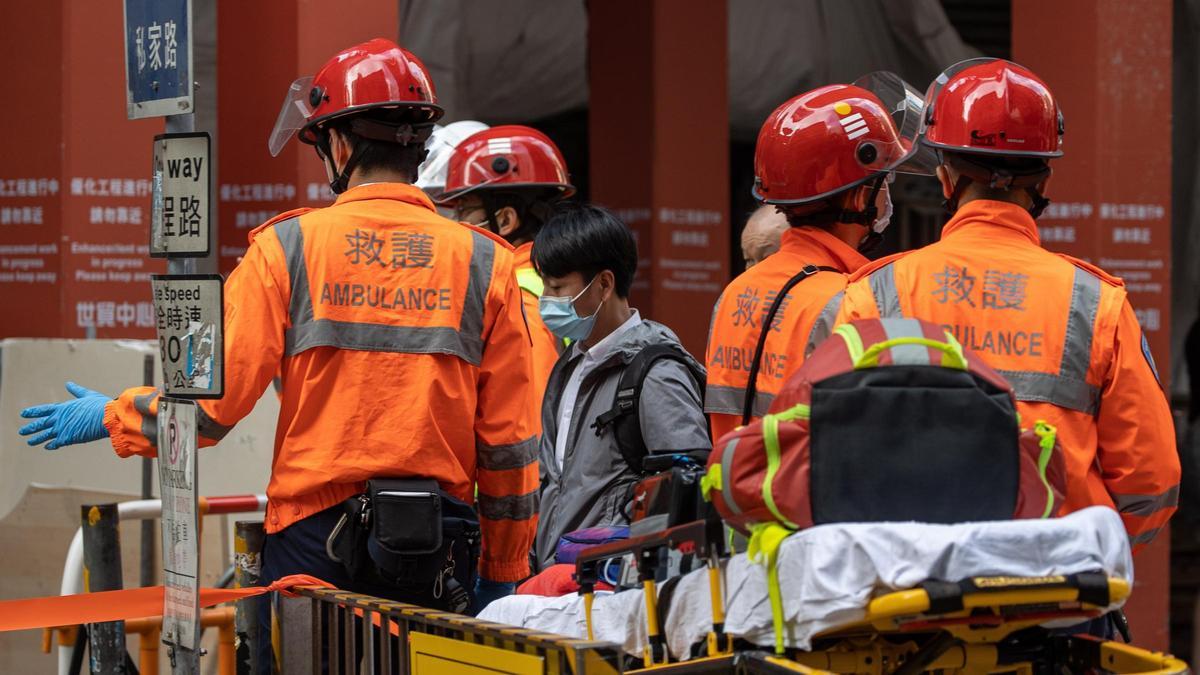 Evacúan a 1.200 personas atrapadas en el incendio de  un rascacielos de Hong Kong