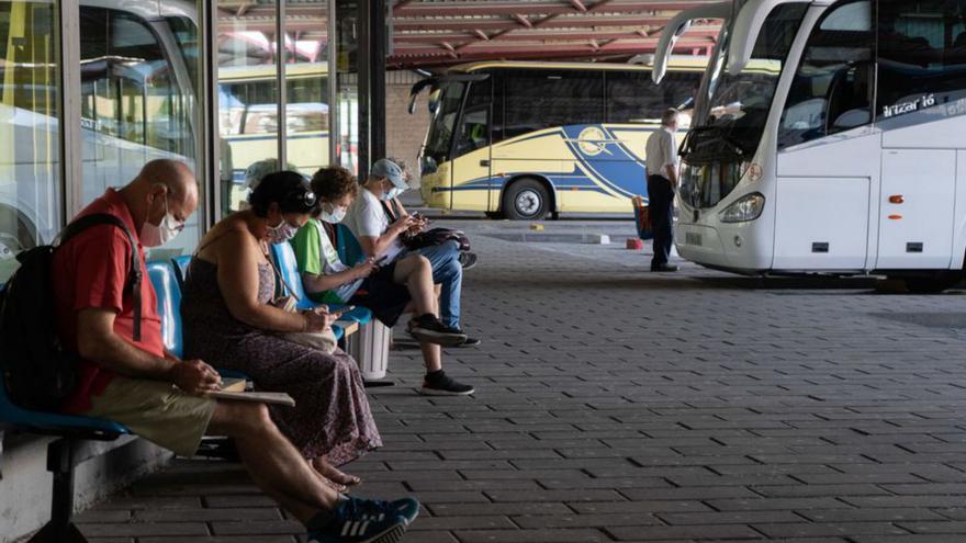 Viajeros en la estación de autobuses de Zamora. | Jose Luis Fernández