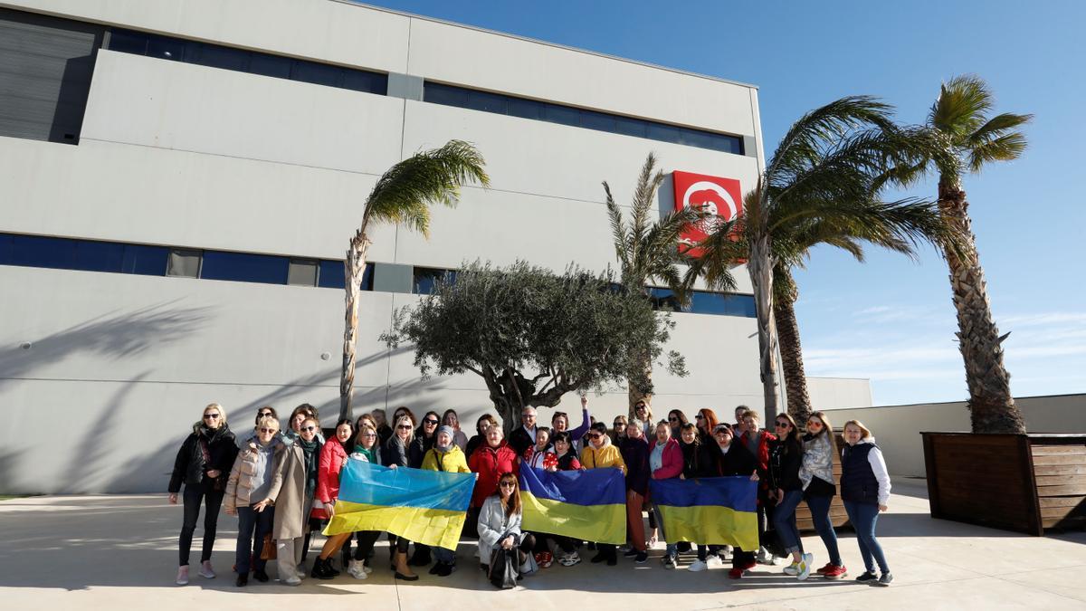 La empresa Carmencita en la actividad con las madres ucranianas refugiadas en la provincia de Alicante.