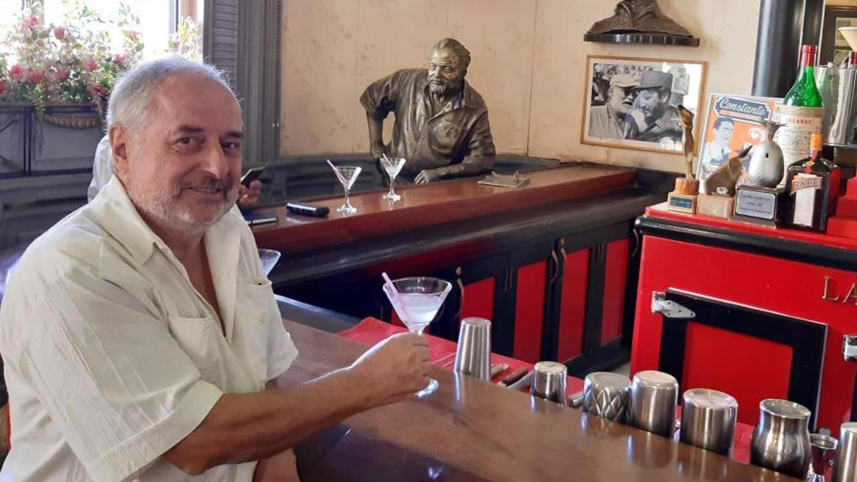 Vilaró, daiquiri en mà al Floridita de l'Havana, observat des d'un racó per Hemingway.