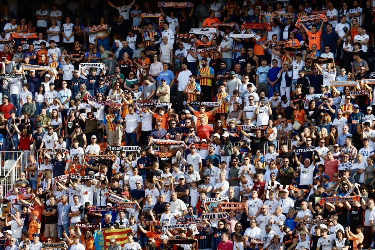 Valencia. Partido de liga LaLiga Estadio de Mestalla. Valencia CF - Rayo Vallecano VLC SPD. FÚTBOL . ESTADIO MESTALLA . PARTIDO . EQUIPOS VALENCIA CF . RAYO VALLECANO . AFICIÓN VALENCIANISTA . AFICIONADOS