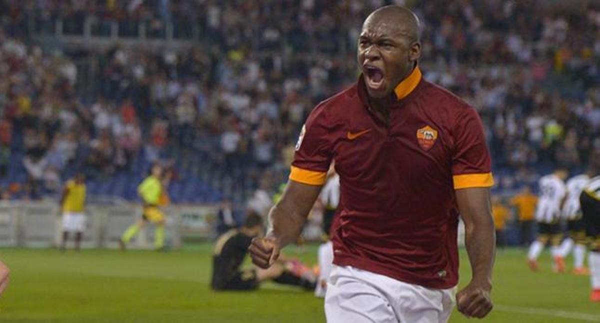 Víctor Ibarbo celebra un gol con el AS Roma.