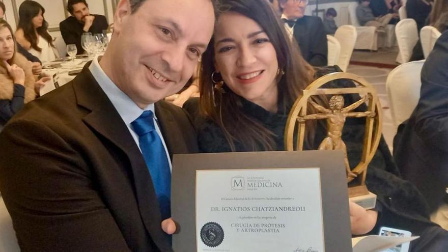 El doctor local Ignatios Chatziandreou, con el premio en un momento de la gala.