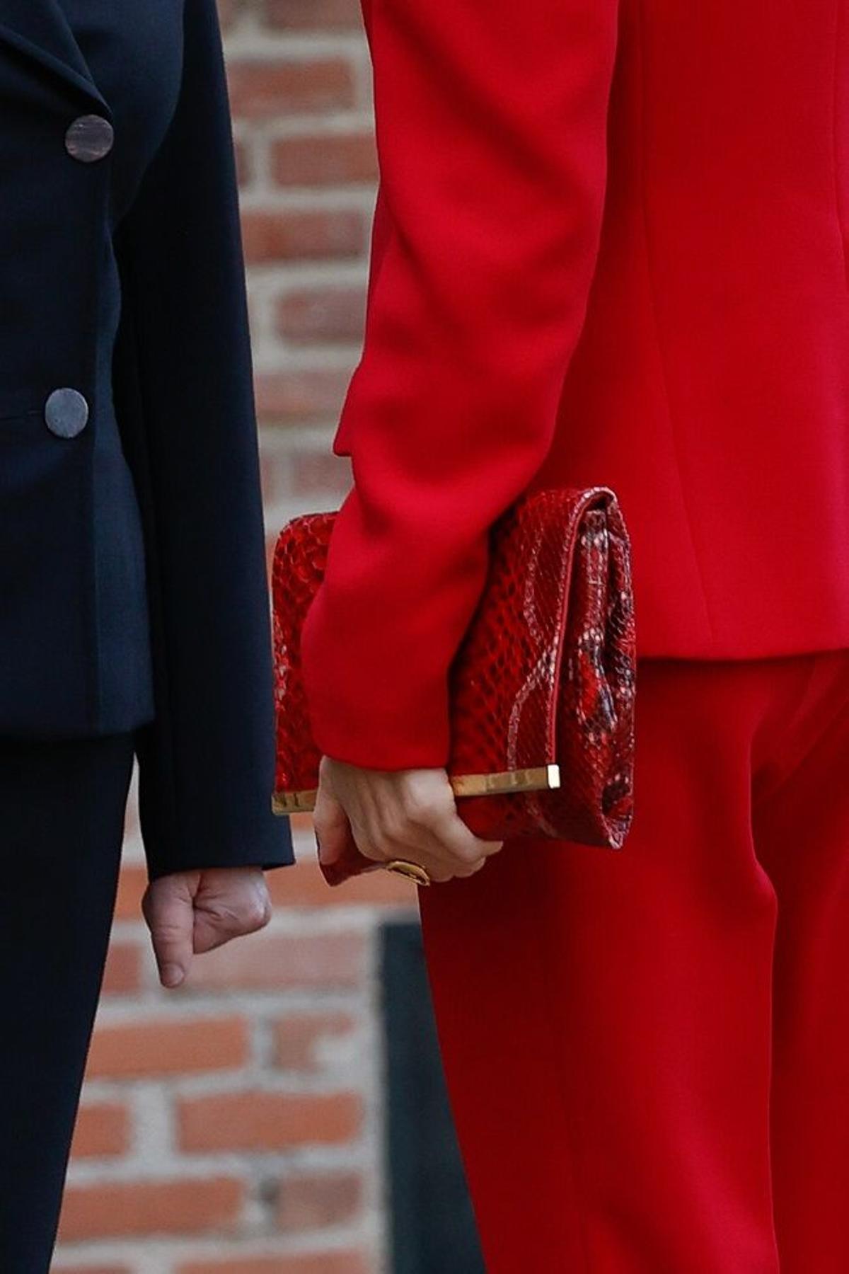 Detalle de la cartera de mano con estampado 'animal print' de Carolina Herrera que ha lucido la reina Letizia