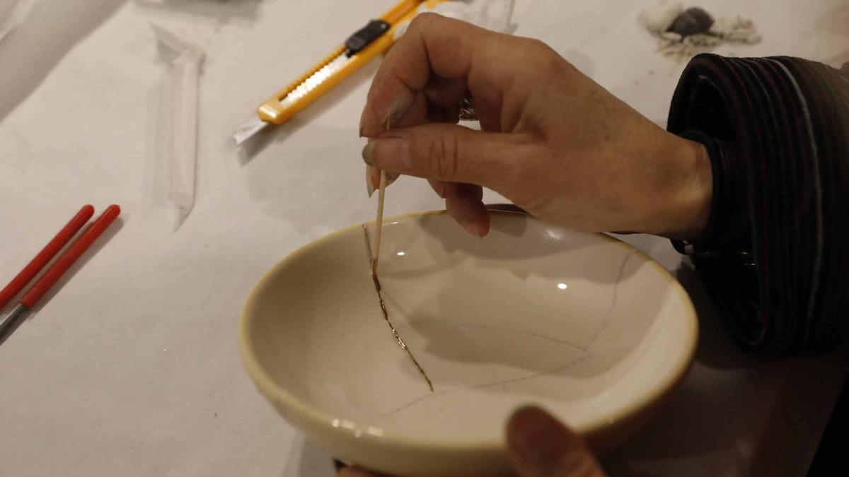 Proceso de reparación de un cuenco con la técnica 'kintsugi'.