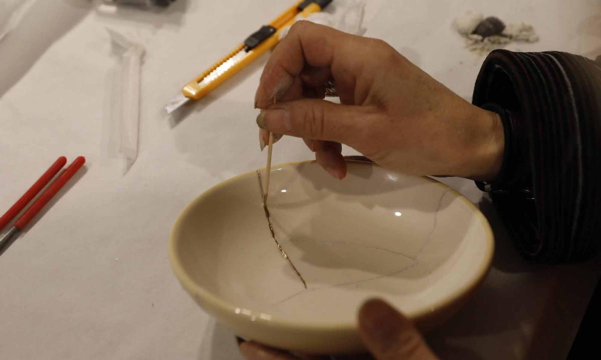 Proceso de reparación de un cuenco con la técnica 'kintsugi'.