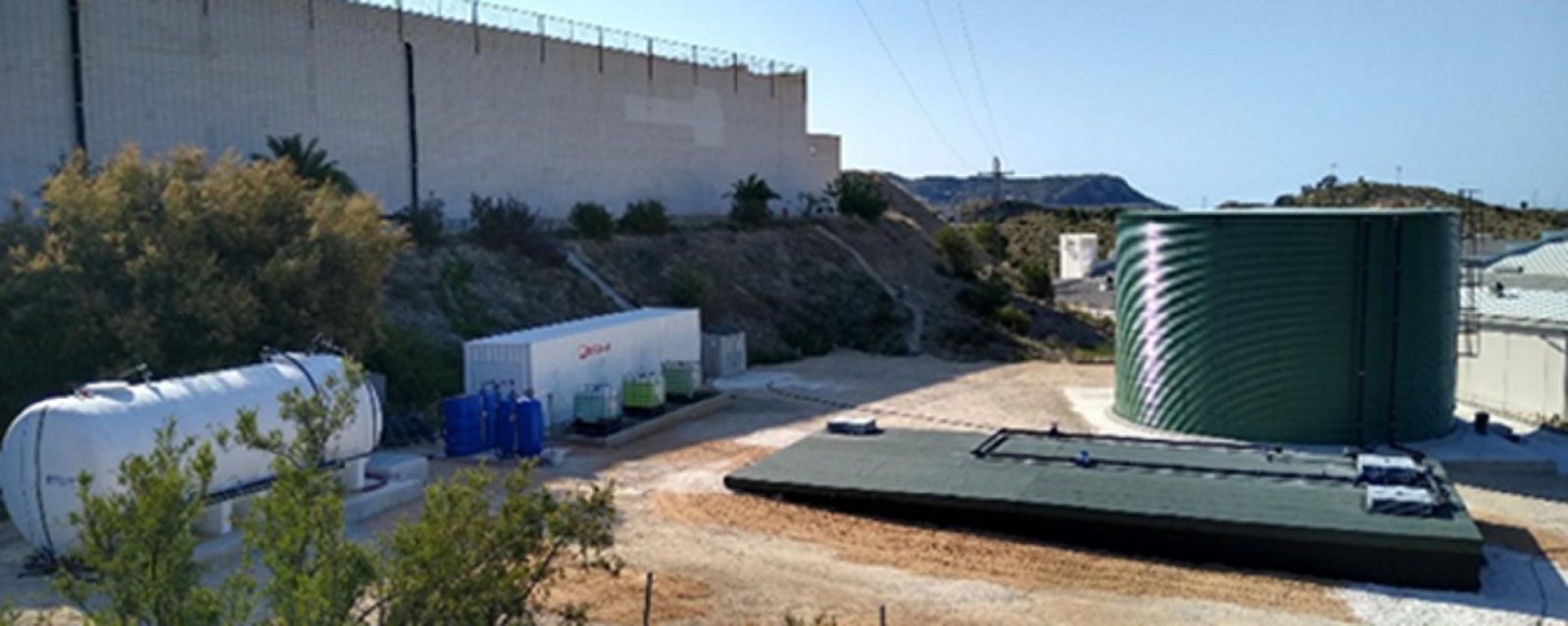 El tanque de recuperación de agua de lluvia en la planta de P&G en Xixona