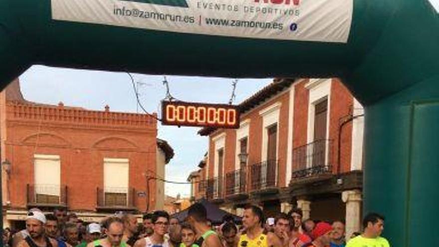 Momento de la salida de la carrera solidaria &quot;Chema Martínez&quot; en Villalpando.