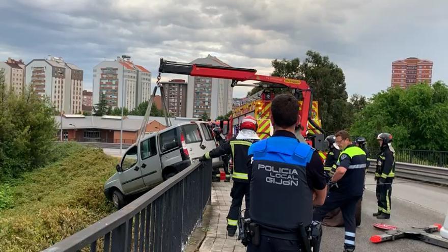 Una conductora pierde el control de su coche en Gijón