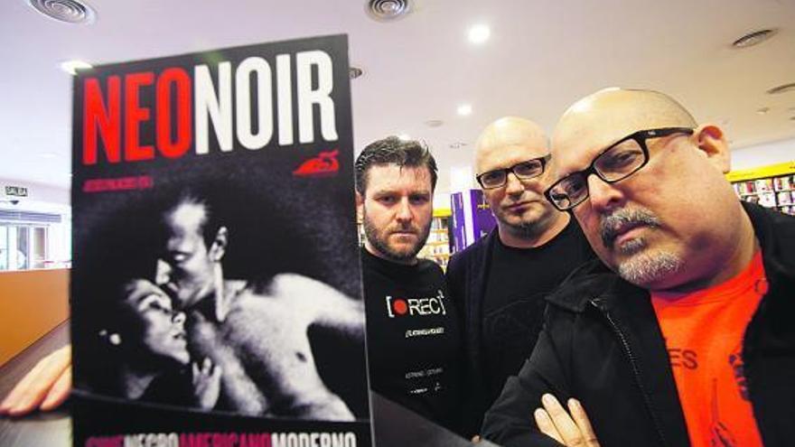 José Havel, Manuel Abad y Jesús Palacios, por ese orden desde la izquierda, posan junto a la portada de «Neonoir».