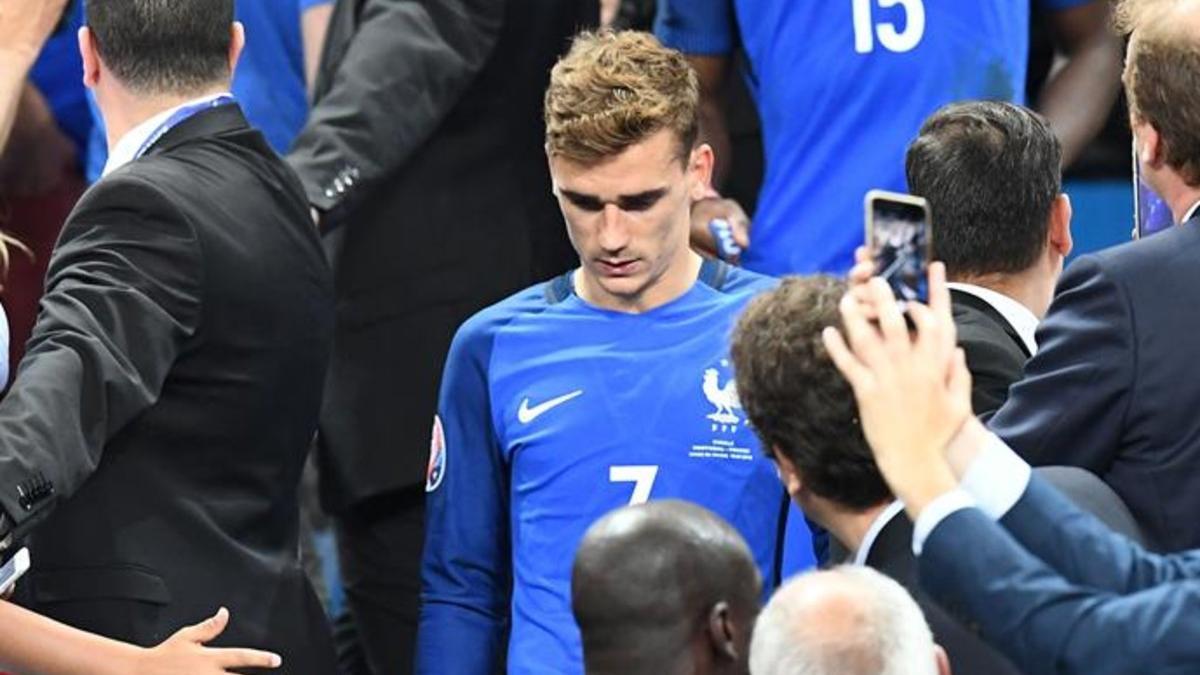 Griezmann, cabizbajo tras perder ante Portugal la final de la Eurocopa