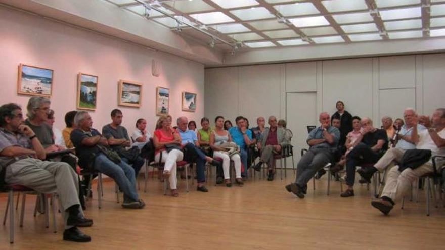 Asistentes a la segunda reunión de la plataforma sanitaria, celebrada en el Liceo de Navia.