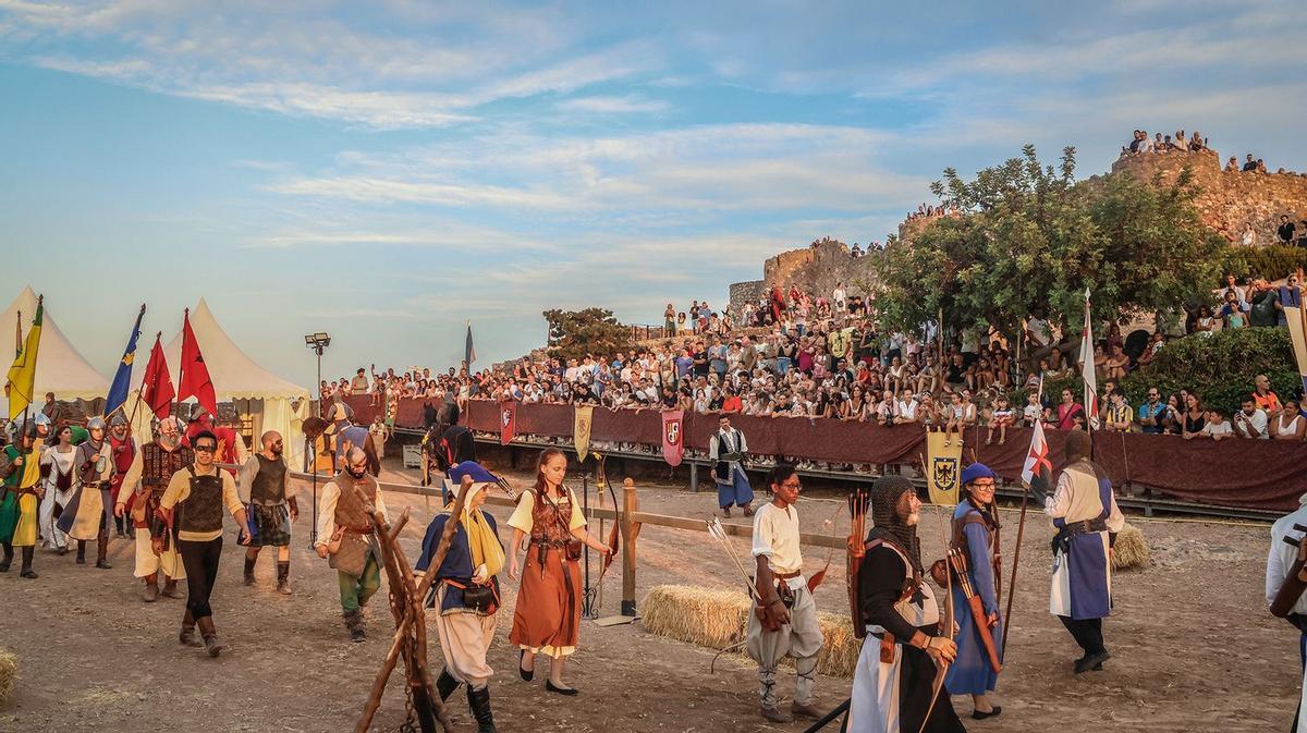 Los desfiles de personajes medieval no han pasado desapercibidos para cientos de vecinos y visitantes.