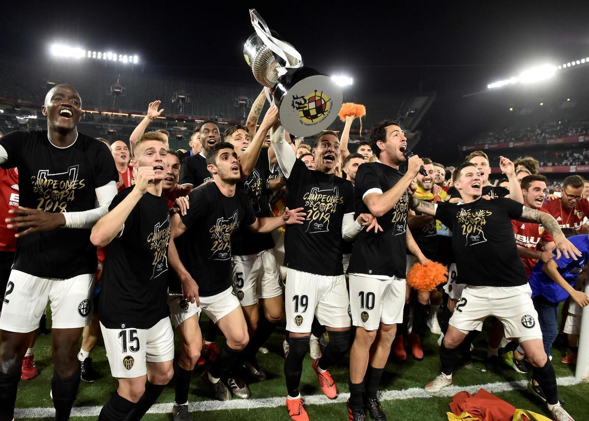 El Valencia celebra la Copa del Rey sobre el césped del Villamarín