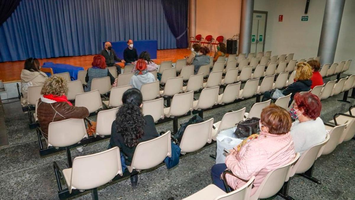 Representantes de las comparsas con Jesús Jódar y José Ángel Ponce, anoche.