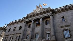 Archivo - Fachada del Ayuntamiento de Barcelona.