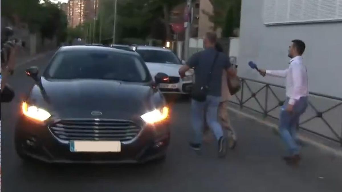 La presidenta de las Corts, Llanos Massó, en el coche oficial a la salida de la reunión en Madrid.