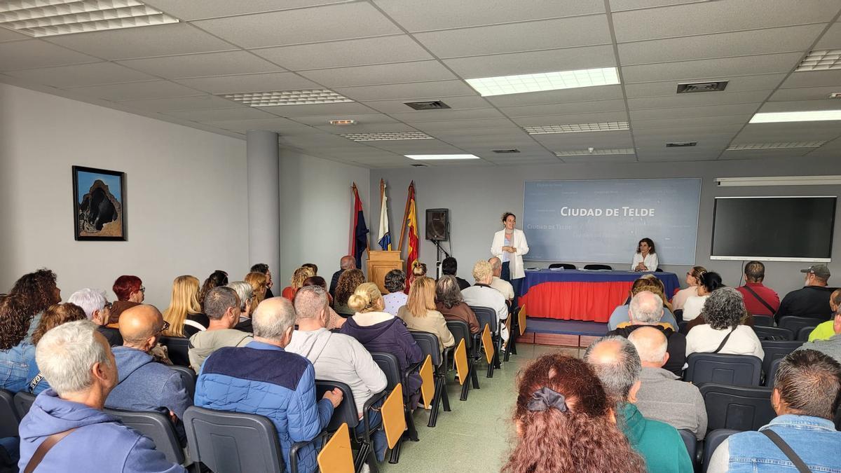 La edil de empleo da la bienvenida a los 104 trabajadores.