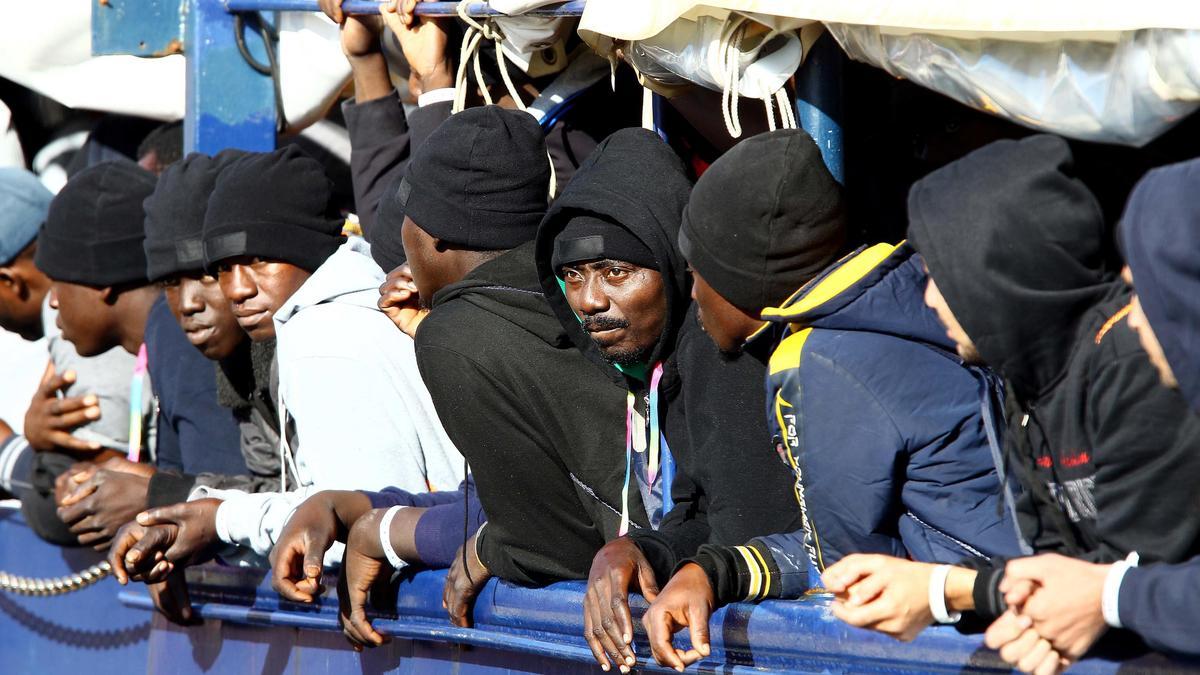 Inmigrantes a bordo del Humanity 1 tras una operación de rescate, en una imagen de archivo.