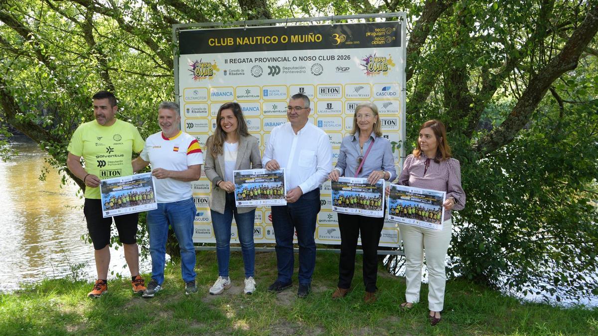 Un momento de la presentación a orillas del Umia.