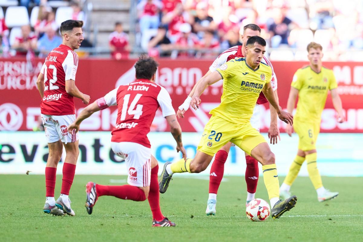Thiago Ojeda, en una acción del partido contra el Real Murcia en el Enrique Roca.