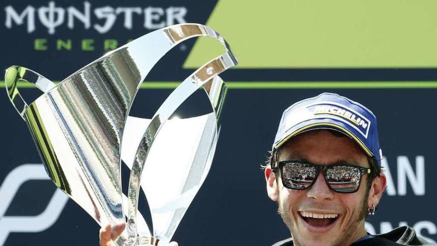 Rossi sostiene su trofeo en el podio del Gran Premio de Catalunya.