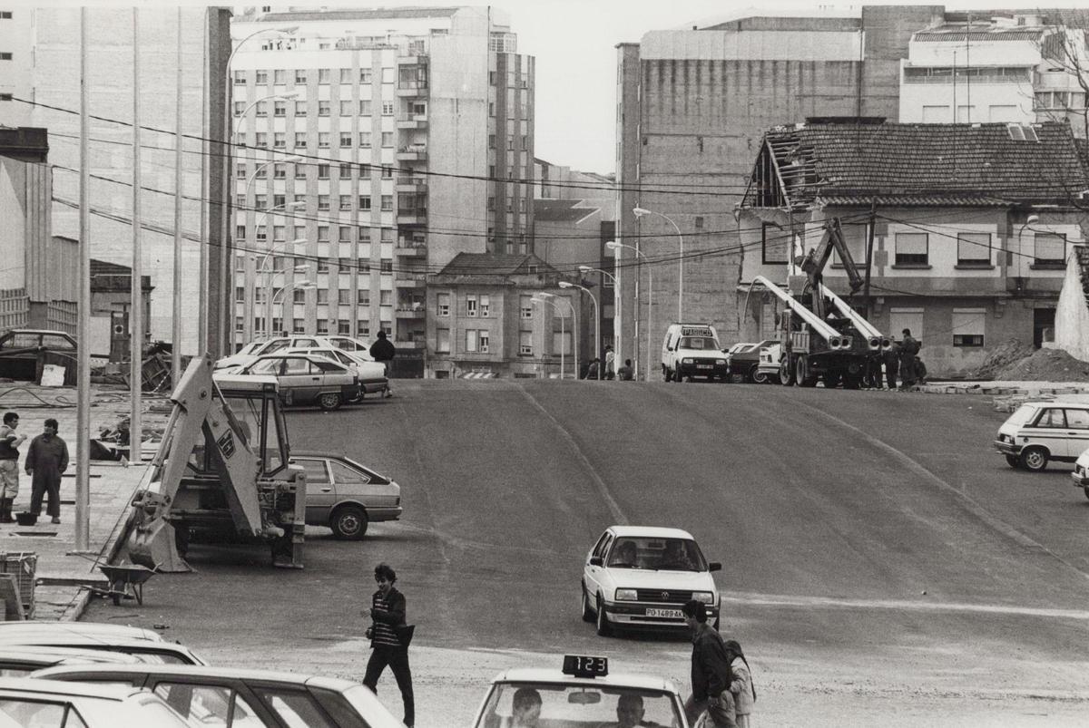 Los vehículos comienzan a circular por Jenaro de la Fuente tras su asfaltado, en febrero de 1991. Los vehículos comienzan a circular por Jenaro de la Fuente tras su asfaltado, en febrero de 1991.
