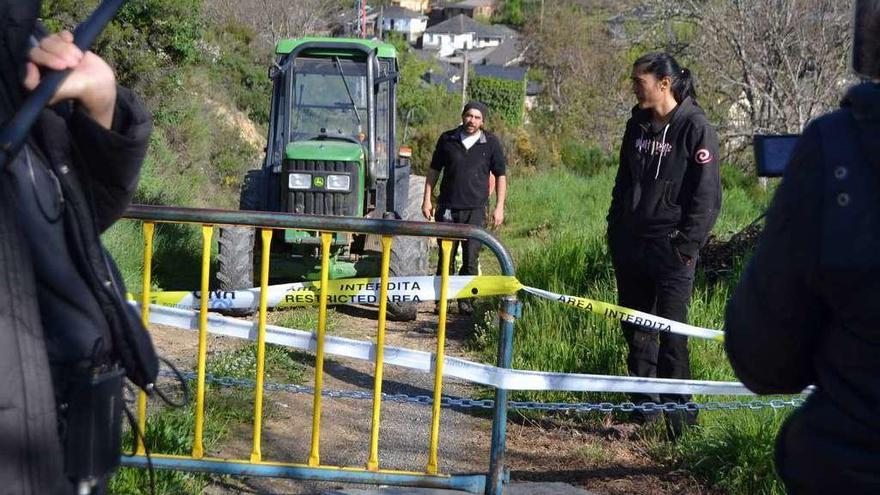 Luis MIguel Criado y Marta Rodríguez, del barrio español, ante el paso cortado que les impide acceder a la parte lusa donde está el ganado.