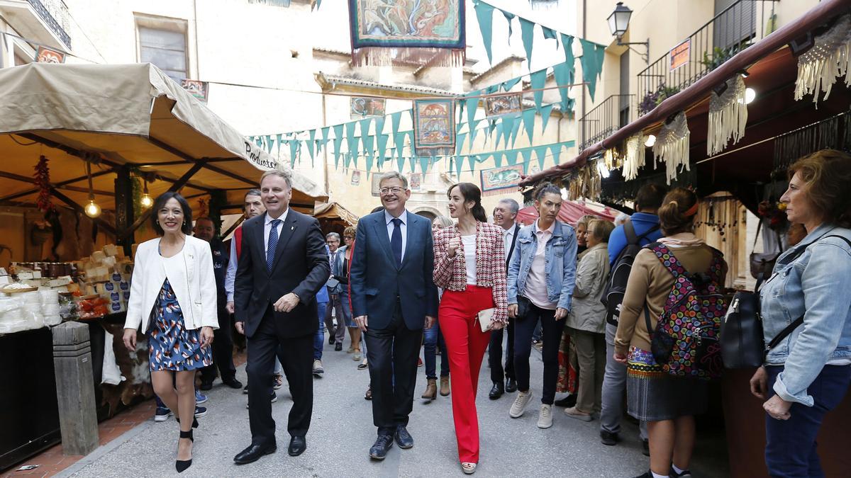 El president de la Generalitat, Ximo Puig, visita la Feria de Todos los Santos de Cocentaina (Alicante).