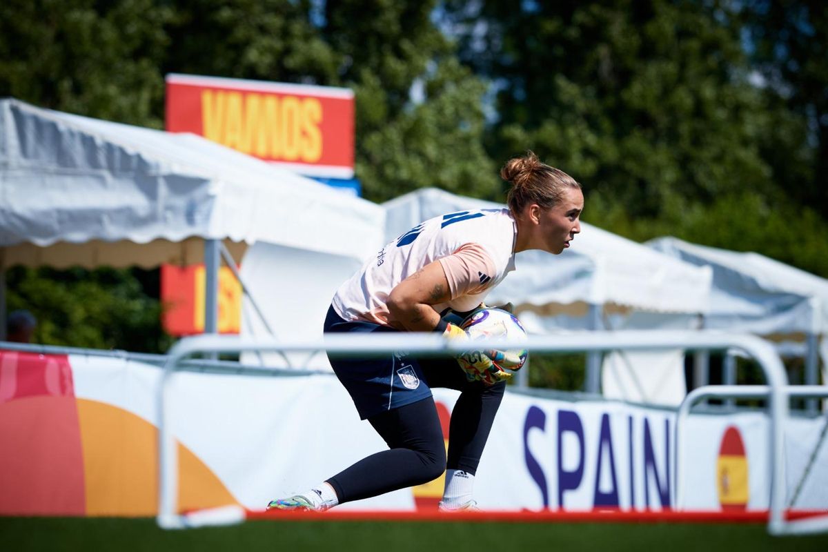 Cata Coll durante un entrenamiento previo a la euro en Lausana