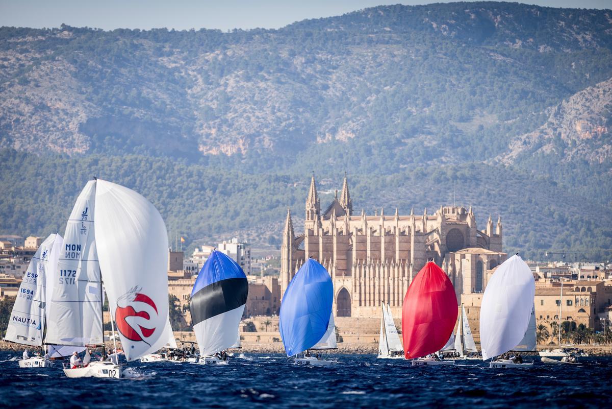 Imágenes de la flota durante la regata de entrenamiento de este lunes