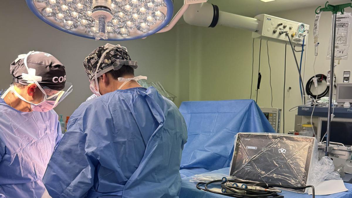 El Dr. Jesús Mas durante una de sus intervenciones quirúrjicas