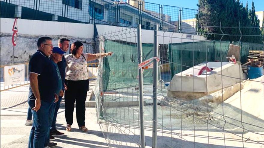 Fernández y Párraga, ayer, en las obras del tanatorio.