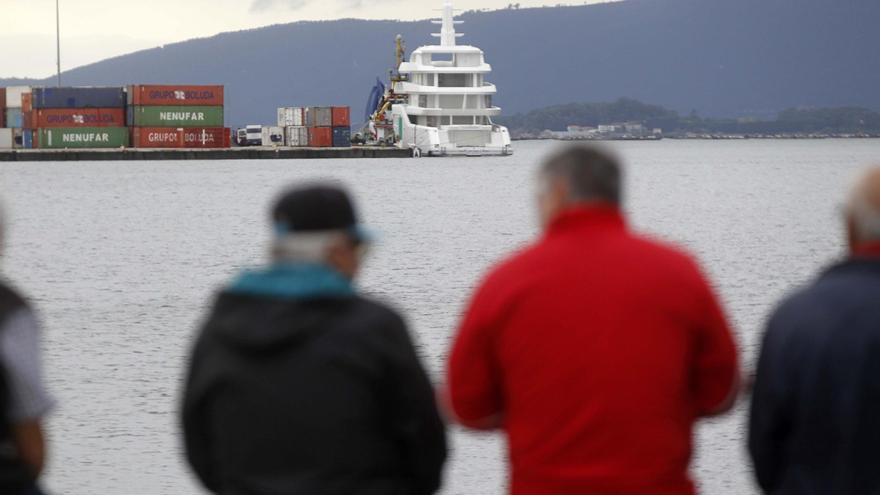 Un yate en construcción se refugia en Vilagarcía ante las previsiones de mal tiempo