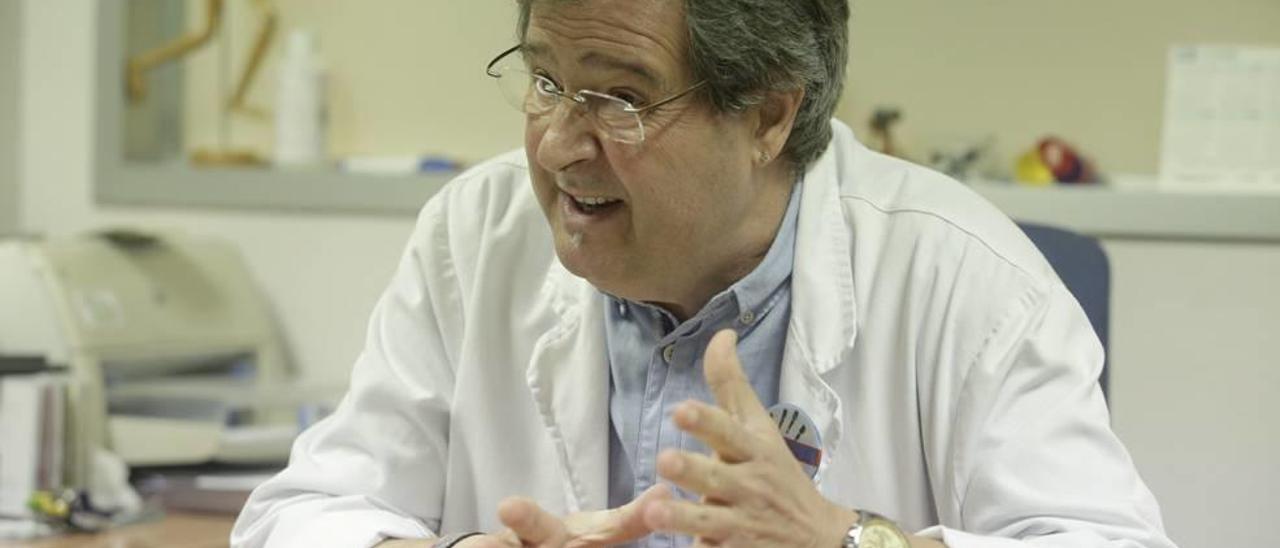 El doctor Antoni Pareja, en su consulta del hospital de Son Llàtzer.