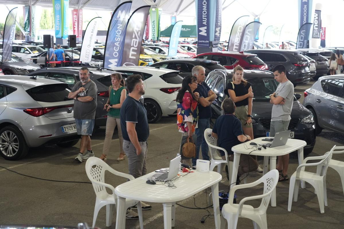 Galería: Los clientes observan los coches de Motorocasión.