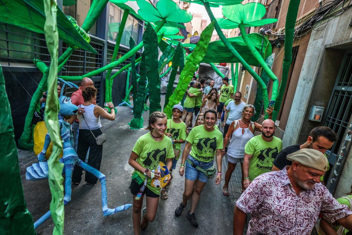 La calle Progrés se ha proclamado ganadora del concurso de decoraciones de la Fiesta Mayor de Gràcia de este año 2023. En esta ocasión, la temática en la que han trabajado los vecinos ha sido la película Bichos, bajo el nombre de Formigres.
