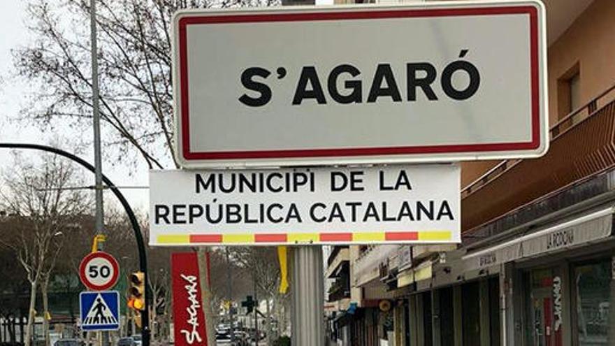 El cartell a S&#039;Agaró amb el rètol independentista a sota