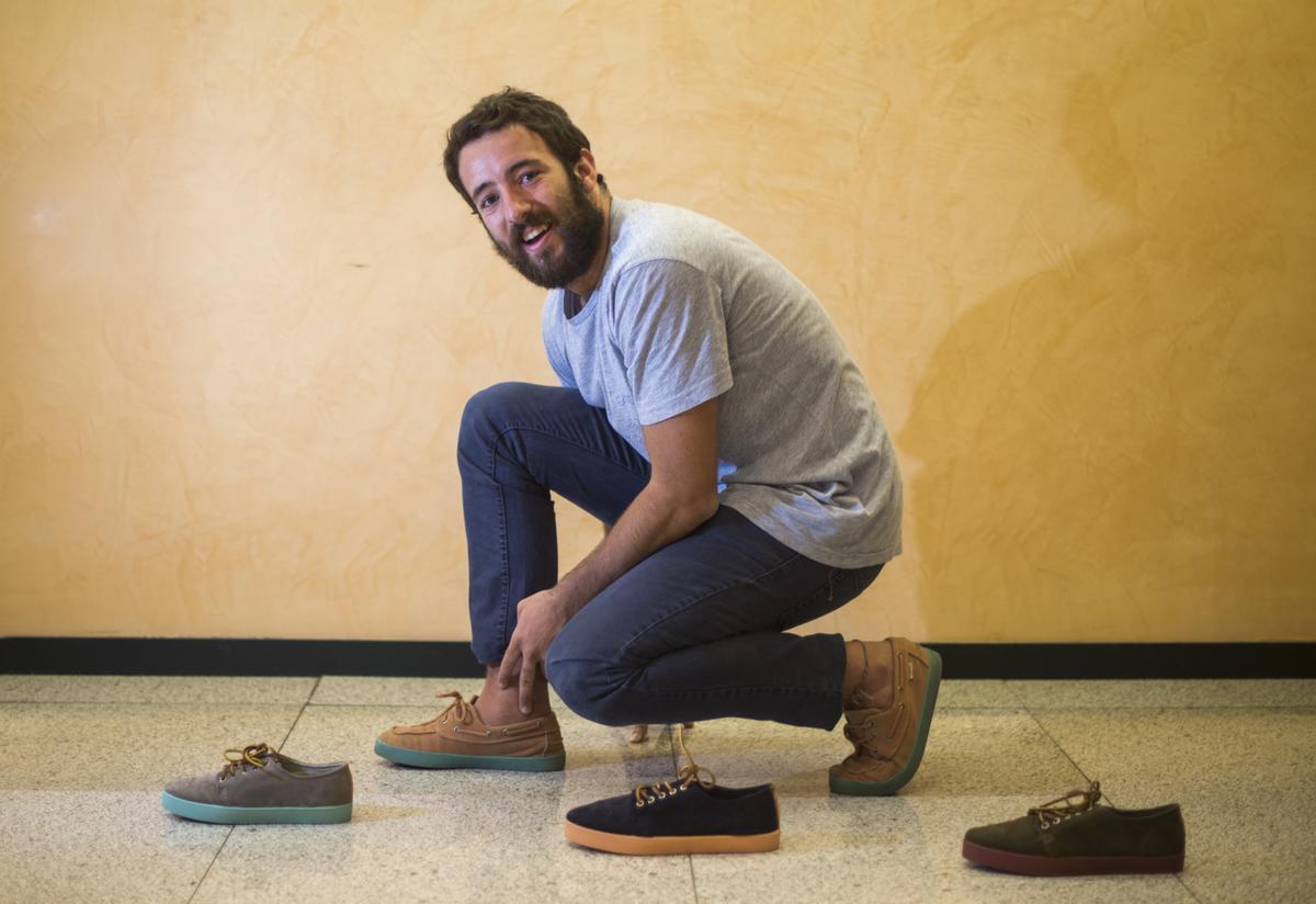 Jaime Garrastazu, uno de los socios de la empresa de calzado Pompeii, posa junto a alguno de los modelos que fabrican.
