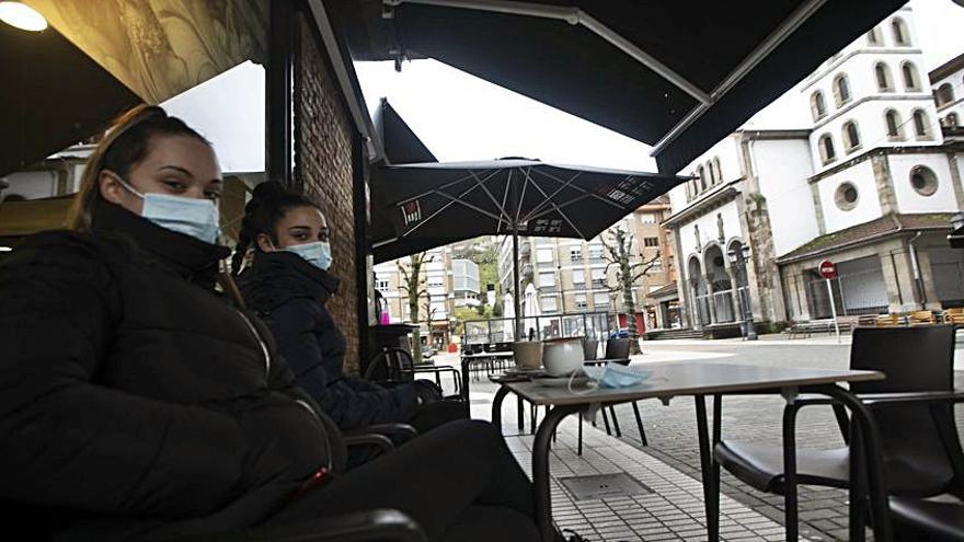 Aymara Blanco y Judit Jiménez, sentadas en una terraza. | Miki López