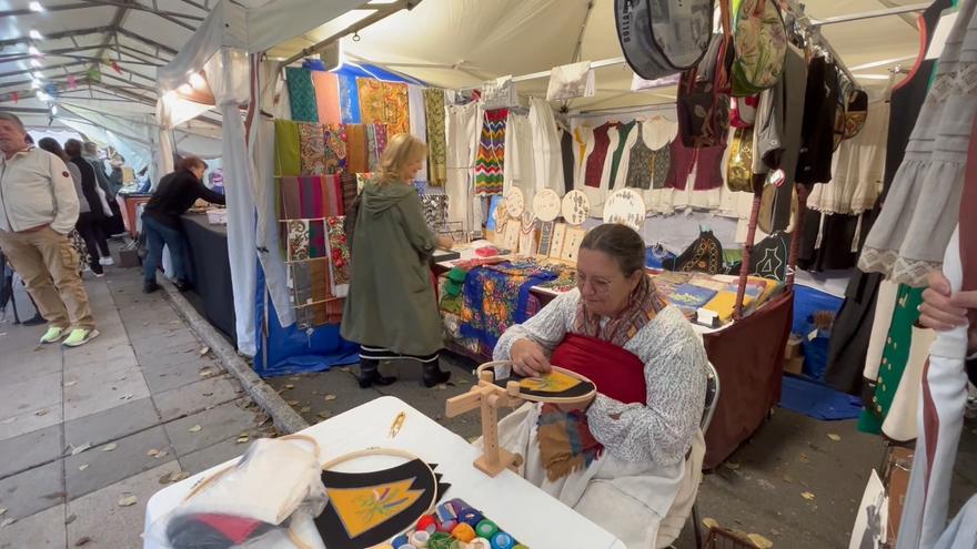 La Feria Histórica de Arteixo arranca con puestos, muestras y música en vivo