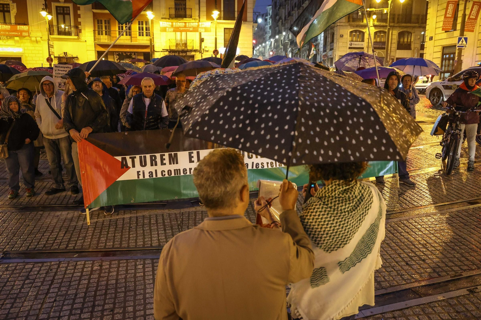 Alcoy se moviliza bajo la lluvia: concentración y marcha ciclista en apoyo al pueblo palestino
