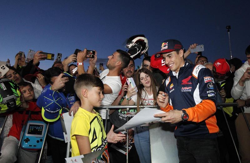 Ambientazo en Cheste | La afición disfruta con el Pit Walk