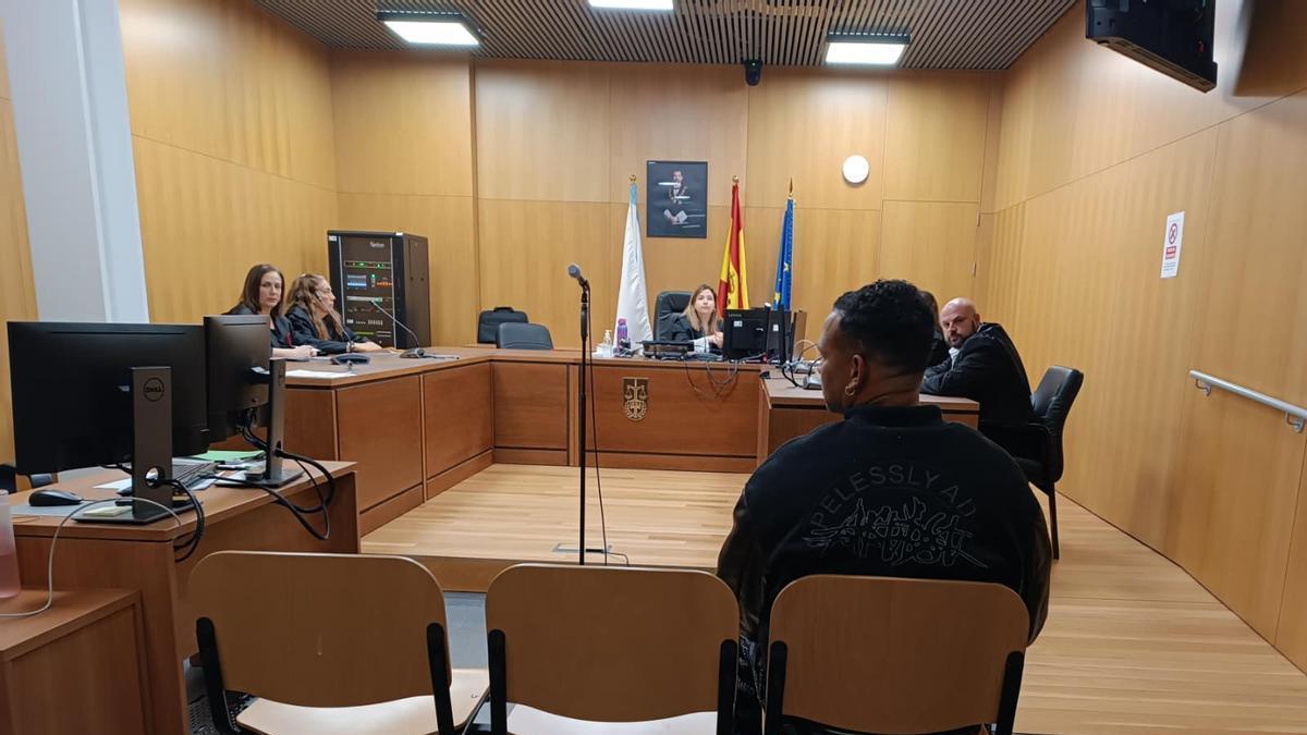 Uno de los acusados acudió a la sala;el otro, por videoconferencia.