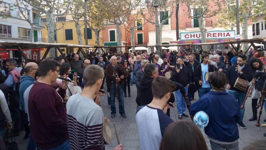 Los &#039;xeremiers&#039; toman el centro de sa Pobla