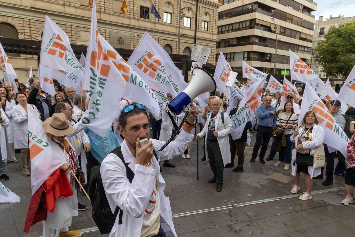 Médicos vuelven a protestar en Alicante contra la prohibición de ejercer en la sanidad privada