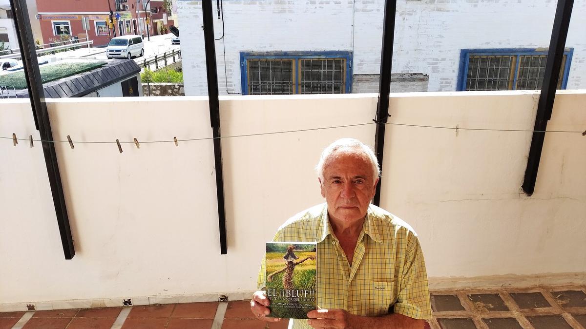 Manuel Hijano, en su casa en 2021 con un libro denuncia sobre su situación y detrás, la EBAR del arroyo Jaboneros.